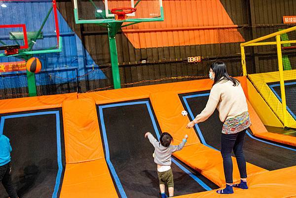 【台中景點】Air-Gene空氣基因-小孩放電最佳選擇！一玩停不下來的彈跳床育樂中心，還有攀岩、彈跳籃球、彈跳躲避球、冬令營等多項活動