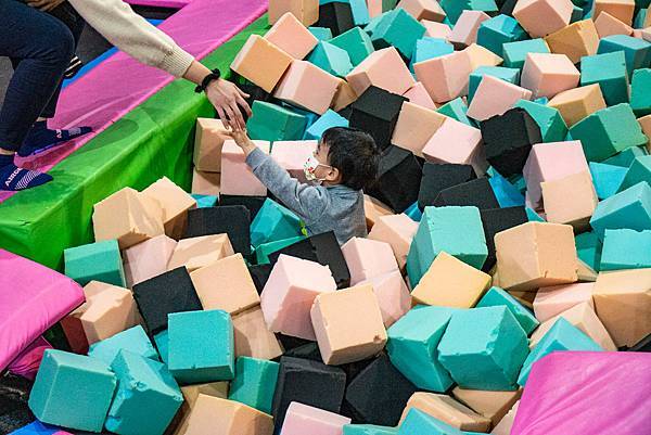 【台中景點】Air-Gene空氣基因-小孩放電最佳選擇！一玩停不下來的彈跳床育樂中心，還有攀岩、彈跳籃球、彈跳躲避球、冬令營等多項活動