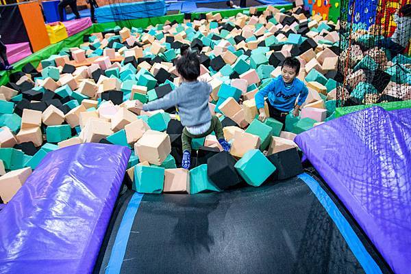 【台中景點】Air-Gene空氣基因-小孩放電最佳選擇！一玩停不下來的彈跳床育樂中心，還有攀岩、彈跳籃球、彈跳躲避球、冬令營等多項活動