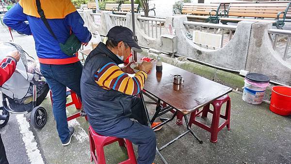 【台北美食】嘉義東石蚵仔麵線-公園旁美味又好吃的路邊攤美食