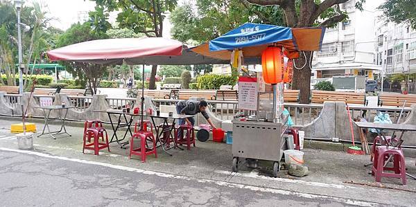 【台北美食】嘉義東石蚵仔麵線-公園旁美味又好吃的路邊攤美食