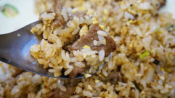 【台北美食】阿韋炒羊肉-隱藏在巷弄裡大家都推薦的美味炒飯店