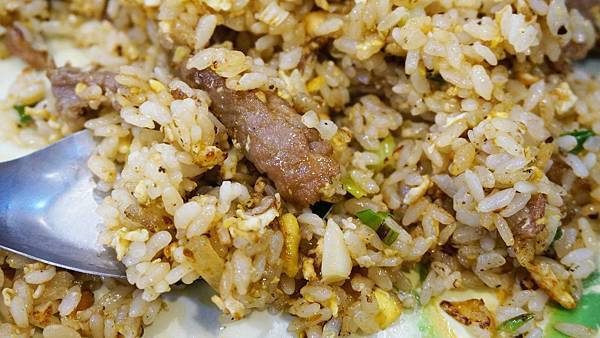 【台北美食】阿韋炒羊肉-隱藏在巷弄裡大家都推薦的美味炒飯店