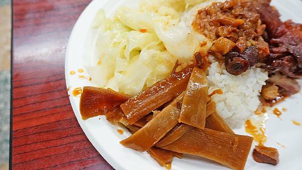 【台北美食】波霸紅燒雞腿飯-甜滋滋貴松松的軟嫩雞腿