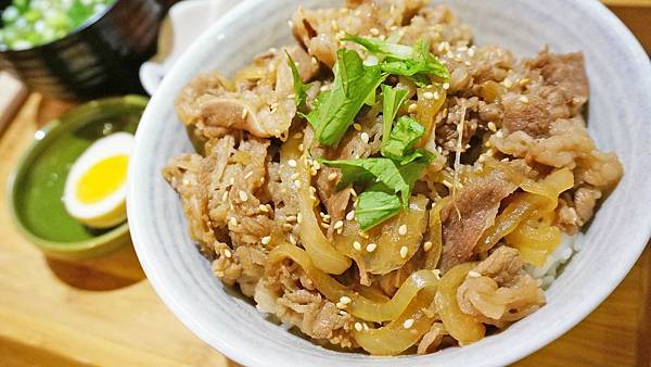 【林口美食】主丼飯食.烏龍麵-只要99元就能吃到美味的牛肉丼飯，還有小菜、湯、飲料，ＣＰ值超高！