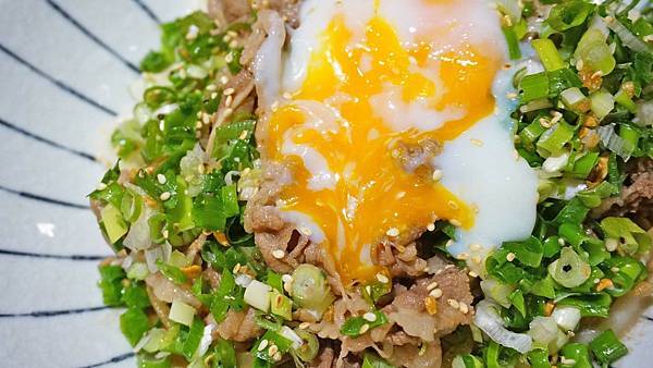 【林口美食】主丼飯食.烏龍麵-只要99元就能吃到美味的牛肉丼飯，還有小菜、湯、飲料，ＣＰ值超高！