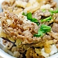 【林口美食】主丼飯食.烏龍麵-只要99元就能吃到美味的牛肉丼飯，還有小菜、湯、飲料，ＣＰ值超高！