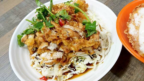 【三重美食】大眼妹泰式小吃-只要80元就能吃到超大份量的泰式料理，CP值爆高！