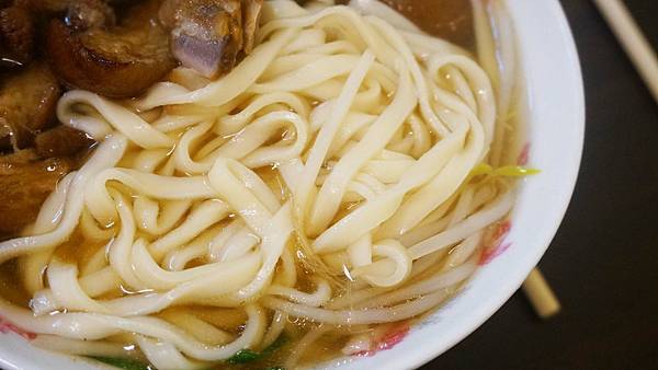 【台北美食】華亭豬腳麵-從路邊攤開到店面！超過60年老字號美食店家