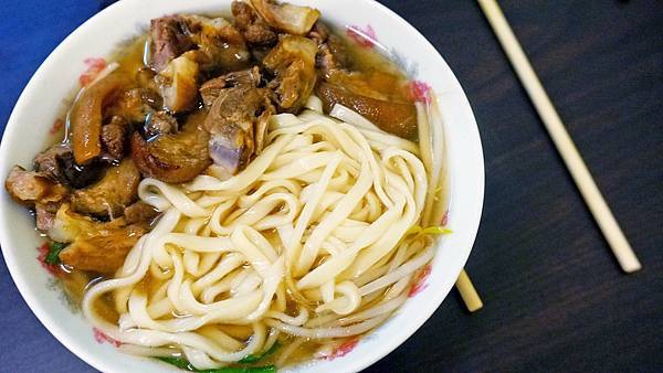 【台北美食】華亭豬腳麵-從路邊攤開到店面!超過60年老字號美食店家