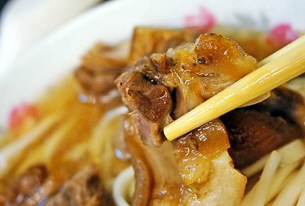 【台北美食】華亭豬腳麵-從路邊攤開到店面！超過60年老字號美食店家