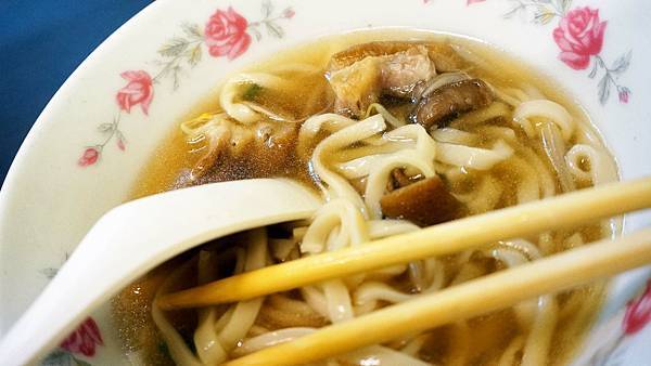 【台北美食】華亭豬腳麵-從路邊攤開到店面！超過60年老字號美食店家