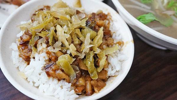 【台北美食】熊記魷魚羹-不輸給名店的平價又好吃的魯肉飯