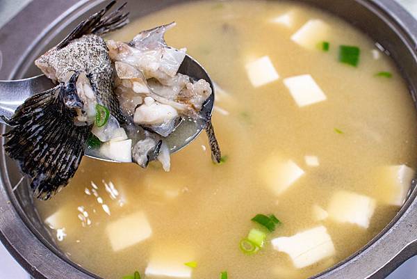 【新北萬里美食】望海亭海鮮餐廳-野柳必吃美食！Google評價4.4顆星，網路評價爆高的美味海鮮餐廳