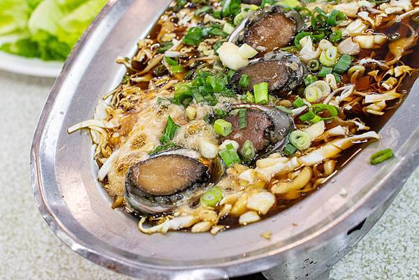 【新北萬里美食】望海亭海鮮餐廳-野柳必吃美食！Google評價4.4顆星，網路評價爆高的美味海鮮餐廳