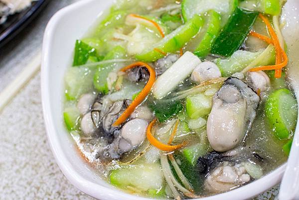 【新北萬里美食】望海亭海鮮餐廳-野柳必吃美食！Google評價4.4顆星，網路評價爆高的美味海鮮餐廳