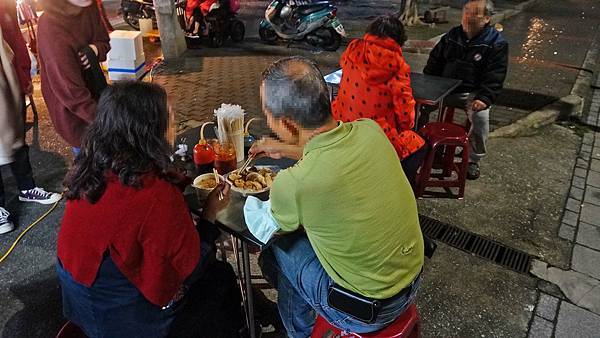 【台北美食】阿貴手工臭豆腐-每天賣不到五小時就收攤的路邊攤美食