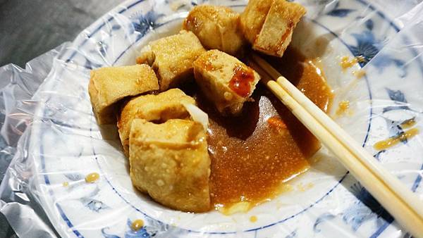 【台北美食】阿貴手工臭豆腐-每天賣不到五小時就收攤的路邊攤美食