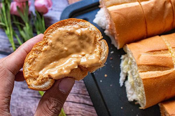 【新莊美食】里洋烘焙-每月熱賣數千條！外層酥脆裡面柔軟細緻的塔帕斯爆餡麵包，也可冷凍宅配