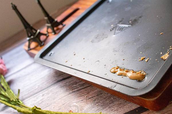 【新莊美食】里洋烘焙-每月熱賣數千條！外層酥脆裡面柔軟細緻的塔帕斯爆餡麵包，也可冷凍宅配