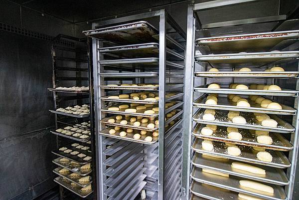 【新莊美食】里洋烘焙-每月熱賣數千條！外層酥脆裡面柔軟細緻的塔帕斯爆餡麵包，也可冷凍宅配