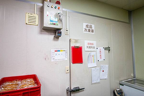 【新莊美食】里洋烘焙-每月熱賣數千條！外層酥脆裡面柔軟細緻的塔帕斯爆餡麵包，也可冷凍宅配