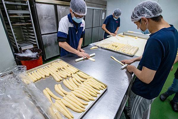 【新莊美食】里洋烘焙-每月熱賣數千條！外層酥脆裡面柔軟細緻的塔帕斯爆餡麵包，也可冷凍宅配