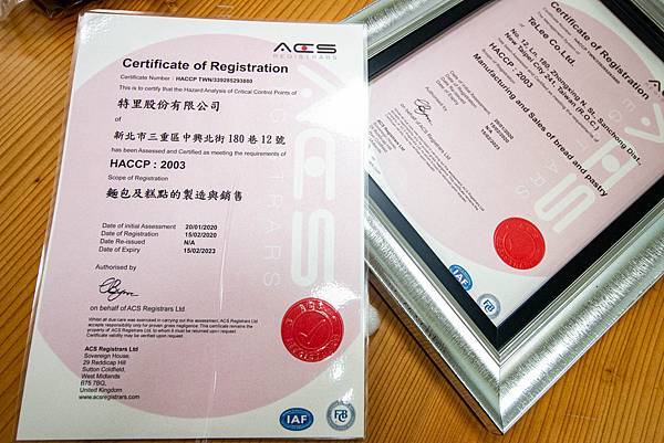 【新莊美食】里洋烘焙-每月熱賣數千條！外層酥脆裡面柔軟細緻的塔帕斯爆餡麵包，也可冷凍宅配