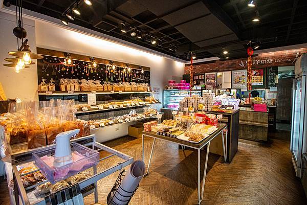 【新莊美食】里洋烘焙-每月熱賣數千條！外層酥脆裡面柔軟細緻的塔帕斯爆餡麵包，也可冷凍宅配