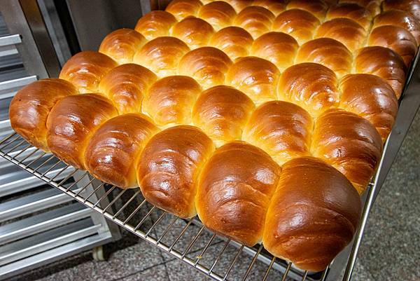 【新莊美食】里洋烘焙-每月熱賣數千條！外層酥脆裡面柔軟細緻的塔帕斯爆餡麵包，也可冷凍宅配