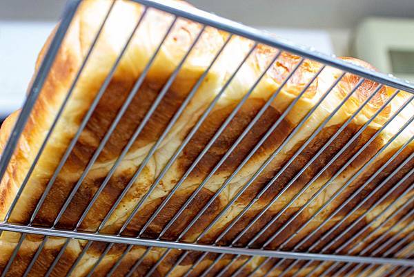 【新莊美食】里洋烘焙-每月熱賣數千條！外層酥脆裡面柔軟細緻的塔帕斯爆餡麵包，也可冷凍宅配