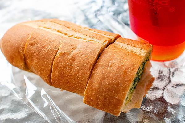 【新莊美食】里洋烘焙-每月熱賣數千條！外層酥脆裡面柔軟細緻的塔帕斯爆餡麵包，也可冷凍宅配