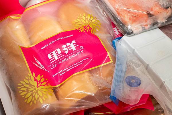 【新莊美食】里洋烘焙-每月熱賣數千條！外層酥脆裡面柔軟細緻的塔帕斯爆餡麵包，也可冷凍宅配