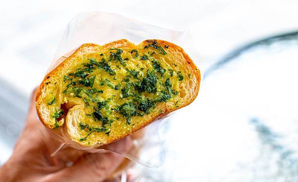 【新莊美食】里洋烘焙-每月熱賣數千條！外層酥脆裡面柔軟細緻的塔帕斯爆餡麵包，也可冷凍宅配