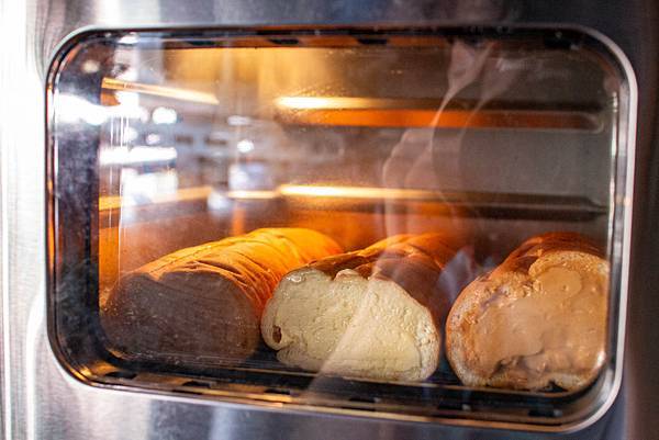 【新莊美食】里洋烘焙-每月熱賣數千條！外層酥脆裡面柔軟細緻的塔帕斯爆餡麵包，也可冷凍宅配