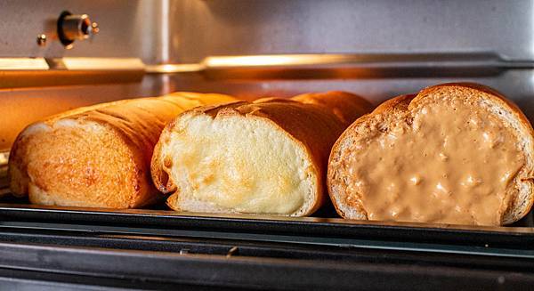 【新莊美食】里洋烘焙-每月熱賣數千條！外層酥脆裡面柔軟細緻的塔帕斯爆餡麵包，也可冷凍宅配