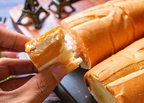 【新莊美食】里洋烘焙-每月熱賣數千條！外層酥脆裡面柔軟細緻的塔帕斯爆餡麵包，也可冷凍宅配