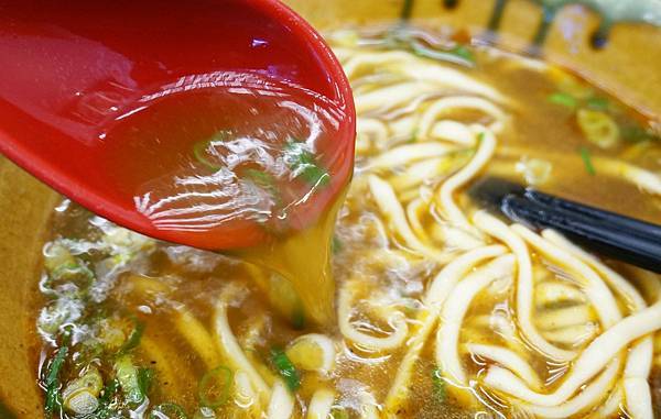 【台北美食】劉家牛肉麵-大馬路上超平價100元的美味牛肉麵店