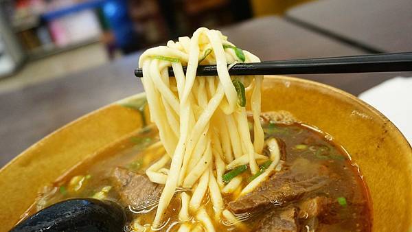 【台北美食】劉家牛肉麵-大馬路上超平價100元的美味牛肉麵店 【台北美食】劉家牛肉麵-大馬路上超平價100元的美味牛肉麵店