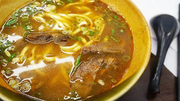 【台北美食】劉家牛肉麵-大馬路上超平價100元的美味牛肉麵店