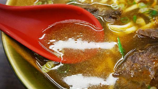 【台北美食】劉家牛肉麵-大馬路上超平價100元的美味牛肉麵店 【台北美食】劉家牛肉麵-大馬路上超平價100元的美味牛肉麵店