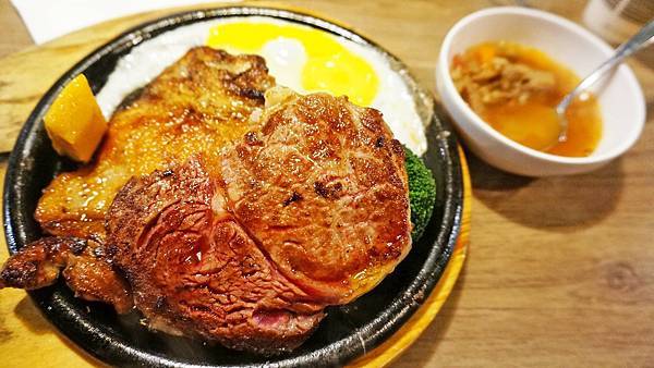 【蘆洲美食】人从众厚切牛排-當月壽星多送一塊牛排!麵包、麵、飲料、冰淇淋無限量的鐵板牛排店 【蘆洲美食】人从众厚切牛排-當月壽星多送一塊牛排!麵包、麵、飲料、冰淇淋無限量的鐵板牛排店