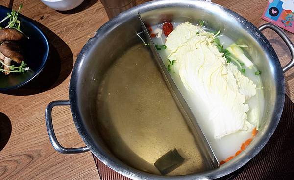 【台北美食】肉多多火鍋古亭旗艦店-最低不到400元蔬菜、副餐、冰淇淋無限量吃到飽！壽星送肉蛋糕！