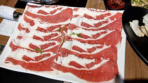 【台北美食】肉多多火鍋古亭旗艦店-最低不到400元蔬菜、副餐、冰淇淋無限量吃到飽！壽星送肉蛋糕！