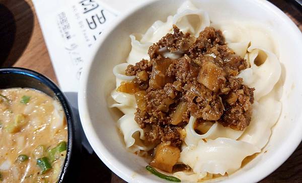 【台北美食】肉多多火鍋古亭旗艦店-最低不到400元蔬菜、副餐、冰淇淋無限量吃到飽！壽星送肉蛋糕！