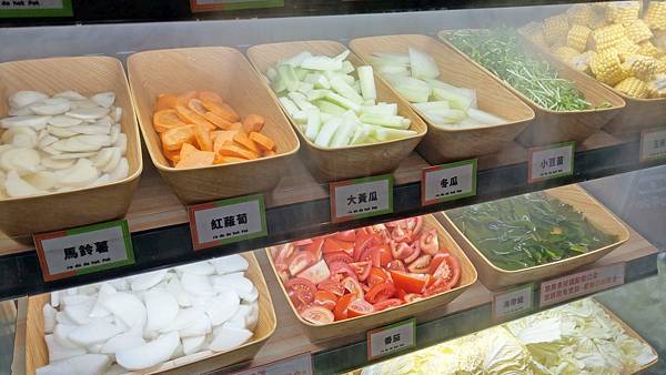 【台北美食】肉多多火鍋古亭旗艦店-最低不到400元蔬菜、副餐、冰淇淋無限量吃到飽！壽星送肉蛋糕！