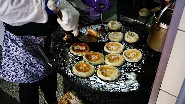 【基隆美食】周家蔥油餅豆漿店-排隊人潮不間斷！５０年蔥油餅早餐老店