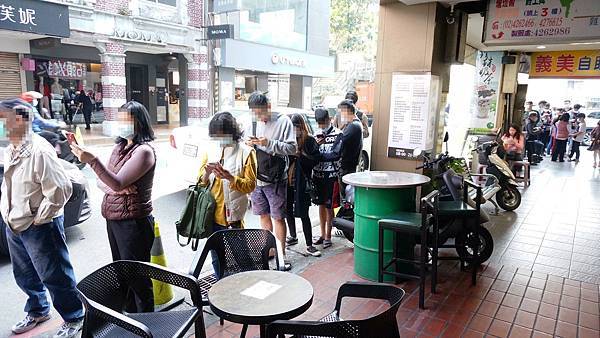 【基隆美食】周家蔥油餅豆漿店-排隊人潮不間斷！５０年蔥油餅早餐老店