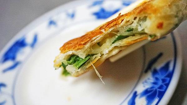 【基隆美食】周家蔥油餅豆漿店-排隊人潮不間斷！５０年蔥油餅早餐老店