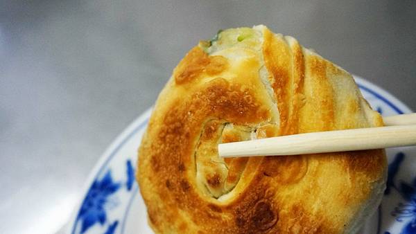 【基隆美食】周家蔥油餅豆漿店-排隊人潮不間斷！５０年蔥油餅早餐老店